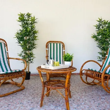 Aurelia -seafront With Patio Apartment
